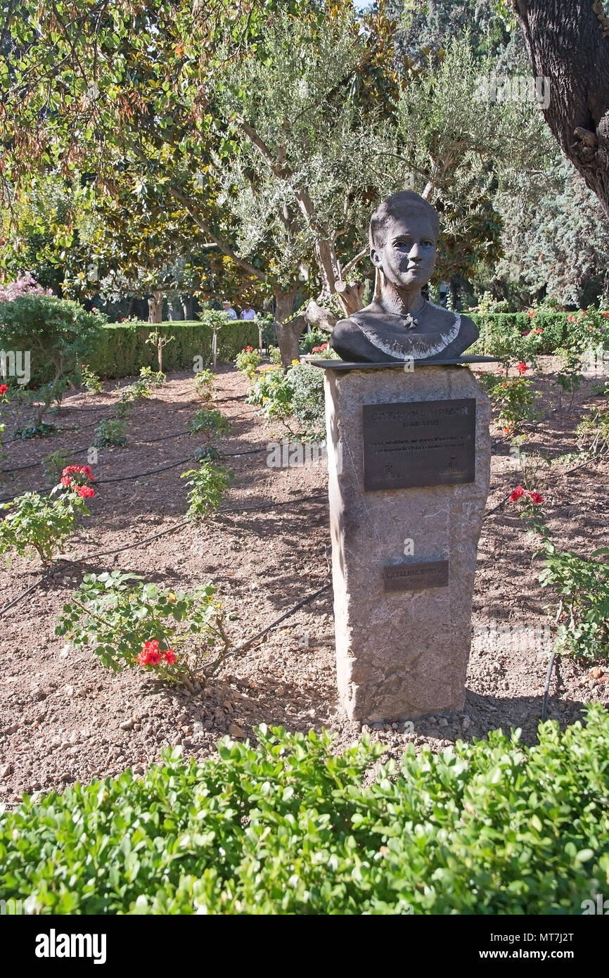 VALLDEMOSSA, Maiorca, isole Baleari, Spagna - 26 luglio 2017: Monastero di Cartuja giardini con le rose e le sculture di Catalina Homar mattino Foto Stock