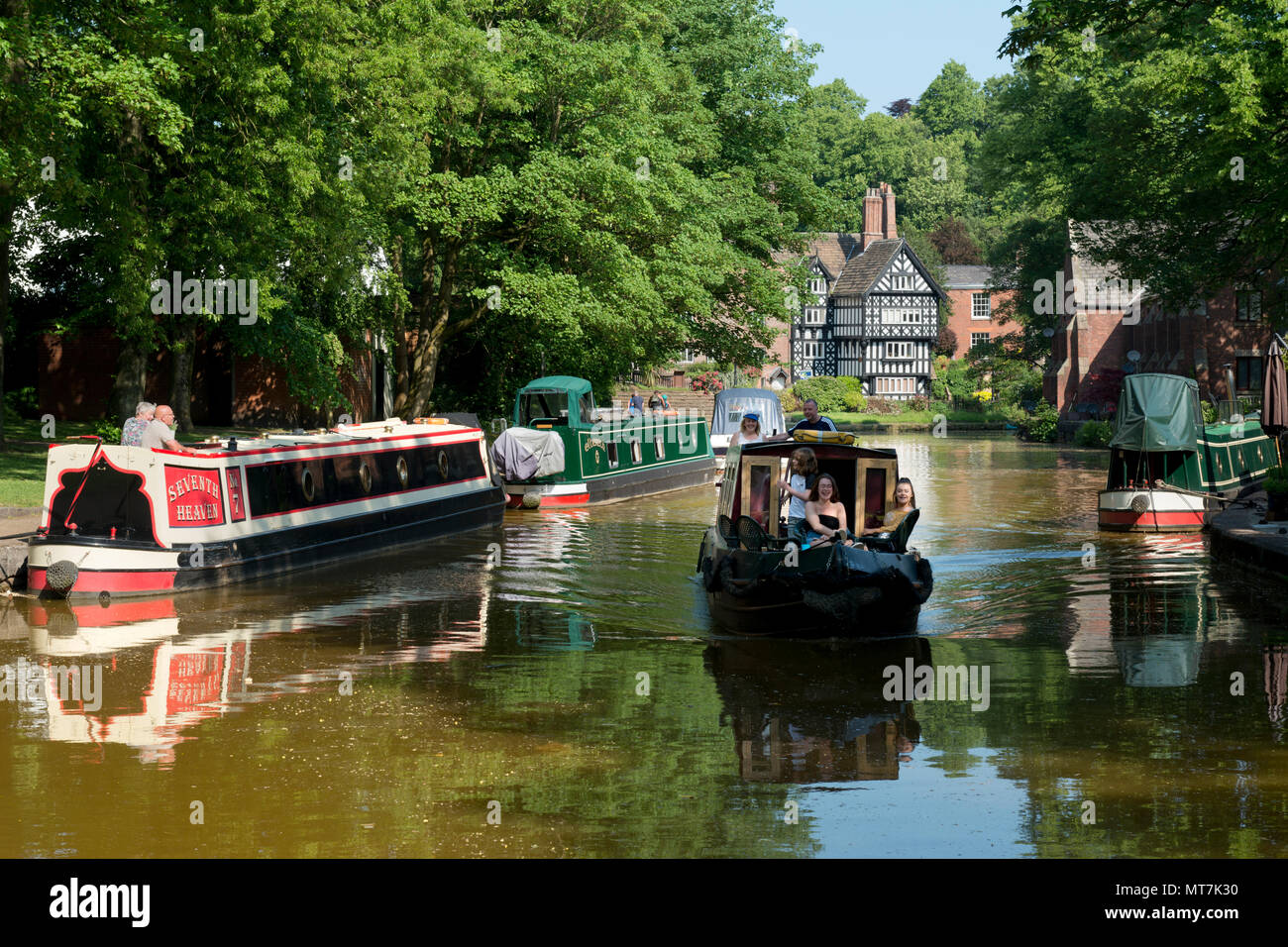 Il pacchetto casa è visto attraverso la Bridgewater Canal a Worsley, Salford, Greater Manchester, UK. Foto Stock