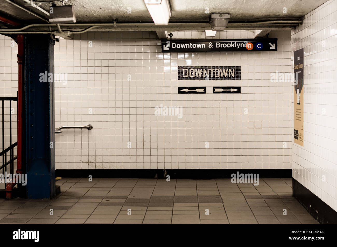 Downtown & Brooklyn sign in una stazione della metropolitana a Manhattan, New York City Foto Stock