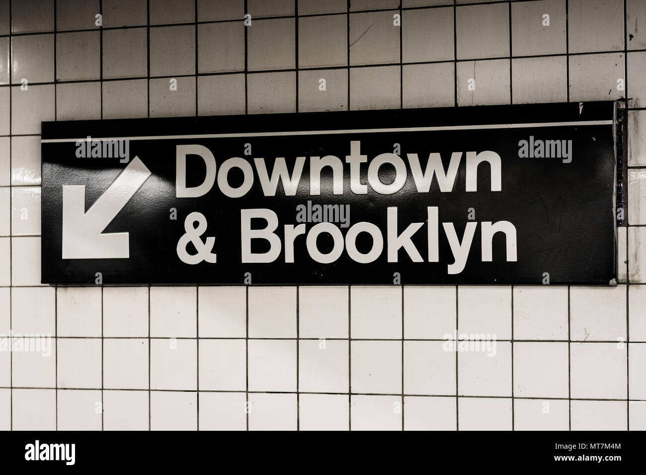 Downtown & Brooklyn sign in una stazione della metropolitana a Manhattan, New York City. Foto Stock