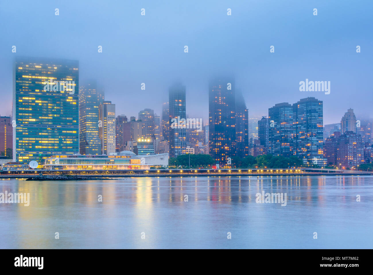 La nebbia vista dello skyline di Manhattan da Gantry Plaza del parco statale, nella città di Long Island, Queens, a New York City. Foto Stock