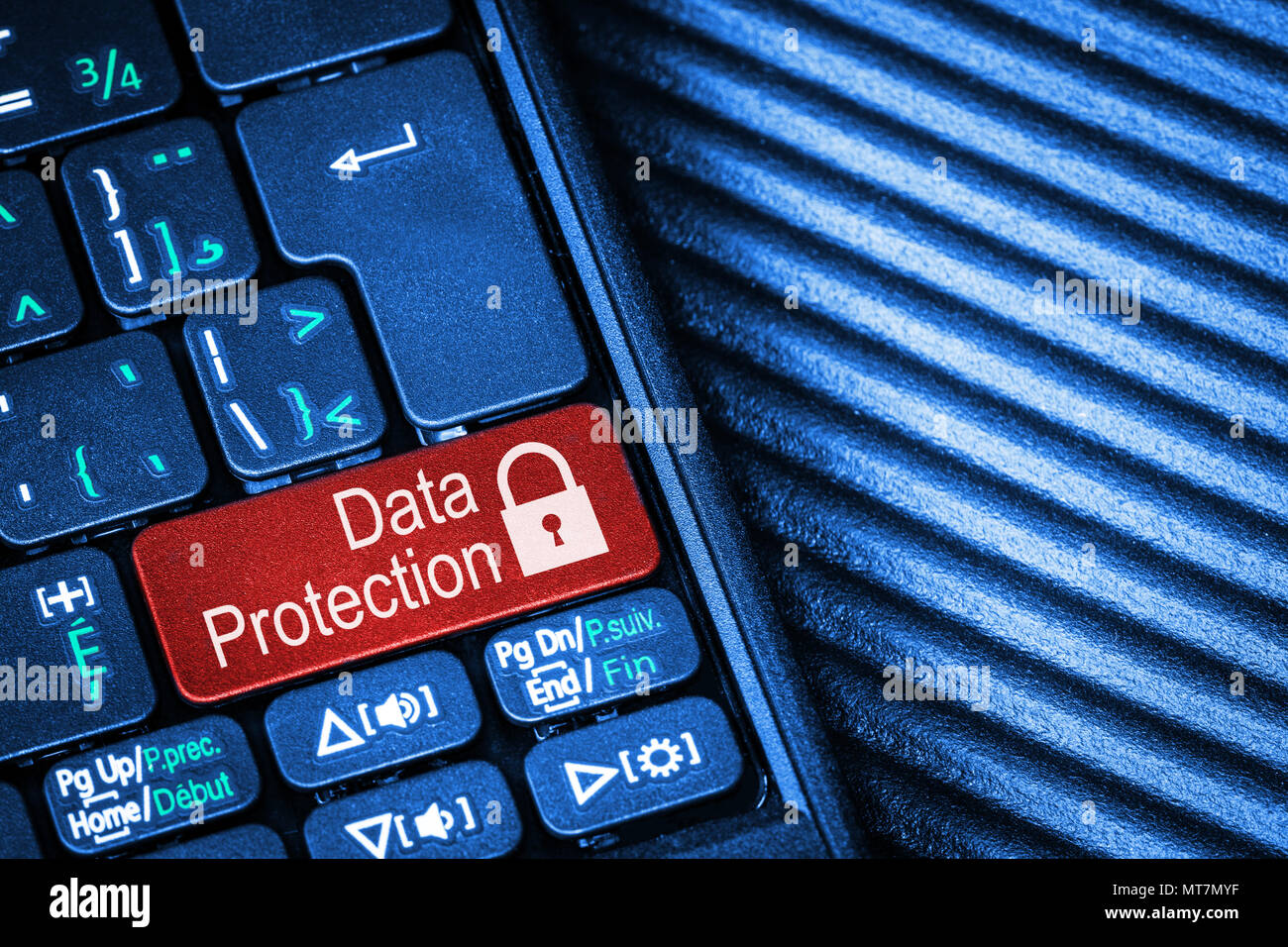 Chiusura del laptop computer tastiera con il tasto rosso per la protezione dei dati e il concetto di spazio di copia. Idea di Internet Security, la riservatezza dei dati, cyber criminalità indietro Foto Stock