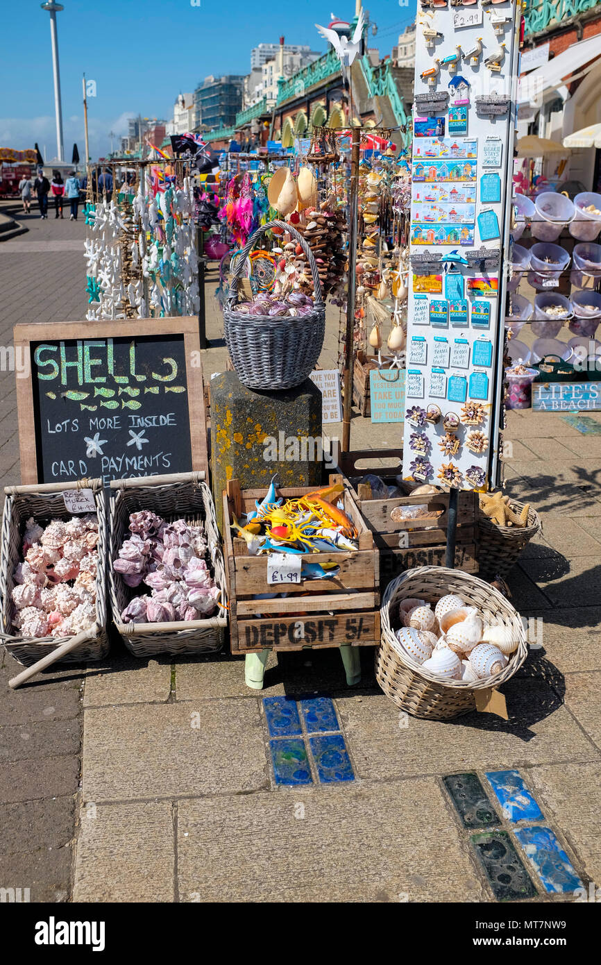 Bancarelle di souvenir sul lungomare di Kings Road archi, Brighton East Sussex, England, Regno Unito Foto Stock