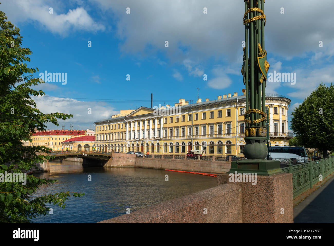 RUSSIA, San Pietroburgo - Agosto 18, 2017: Decorative lanterna della Panteleymonovsky ponte, sullo sfondo argine del fiume Fontanka Foto Stock
