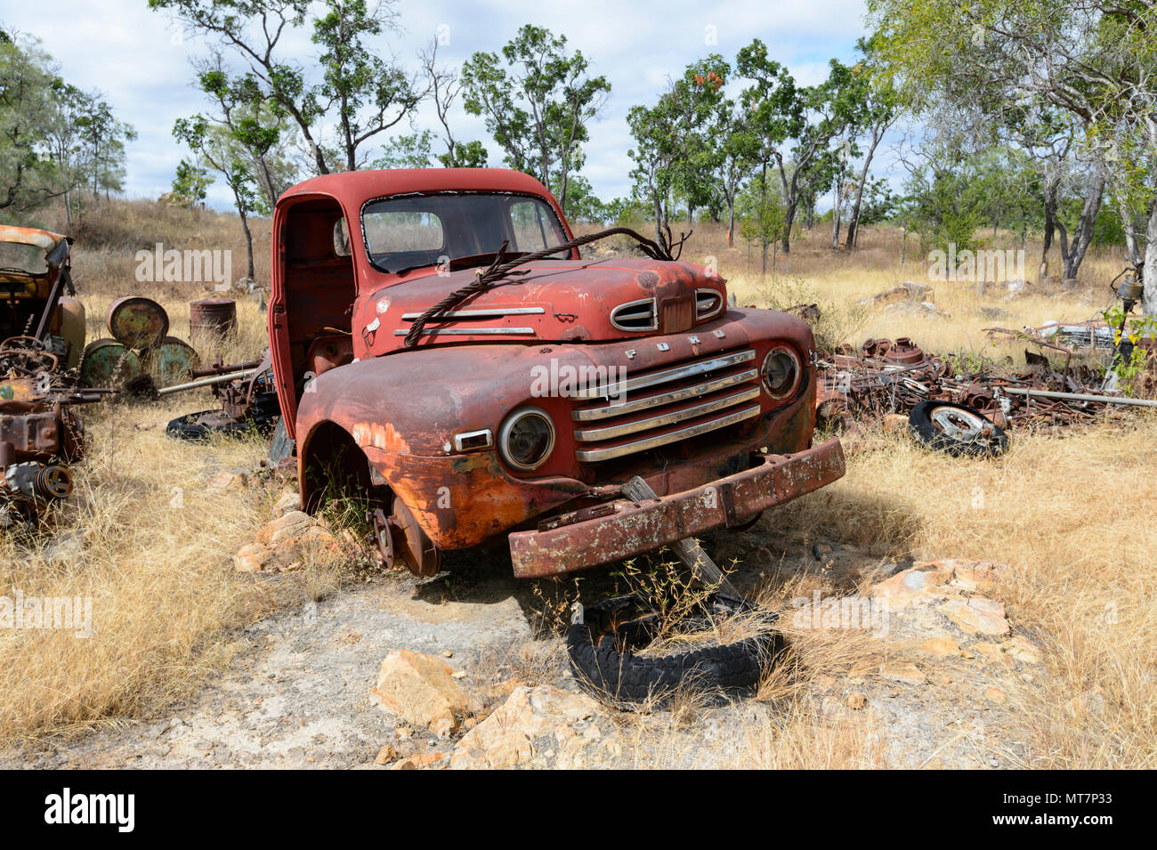 Vecchio rosso ruggine Ford Truck, parte di Tom prima storica collezione Ford, Chillagoe, estremo Nord Queensland, FNQ, QLD, Australia Foto Stock