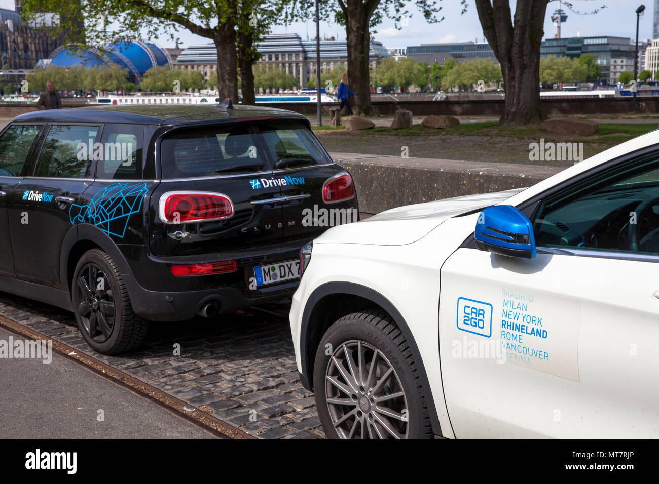 Vetture del carsharing aziende unità ora e Auto2Go nel quartiere Deutz di Colonia, Germania Foto Stock