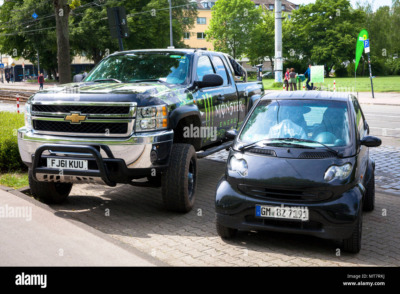 Smart parcheggiato a fianco di un grande Chevrolet Pick Up, Colonia, Germania. Smart parkt neben einem grossen Chevrolet Pick Up, Koeln, Deutschland. Foto Stock