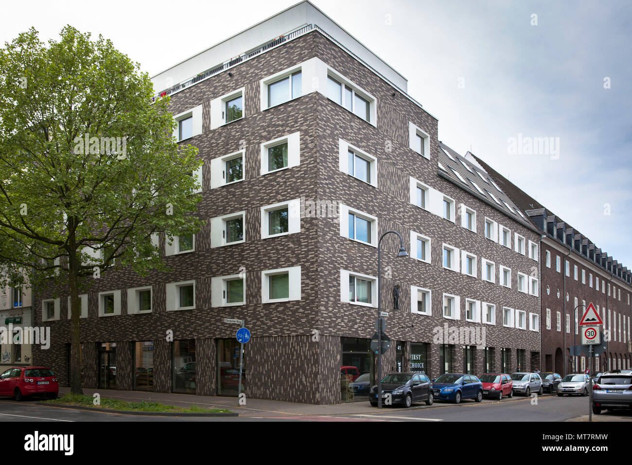Appartamenti in calcestruzzo colonia nel quartiere Muelheim, moderna casa di imbarco con 50 serviced apartments, Colonia, Germania. Appartamenti in calcestruzzo Cologn Foto Stock