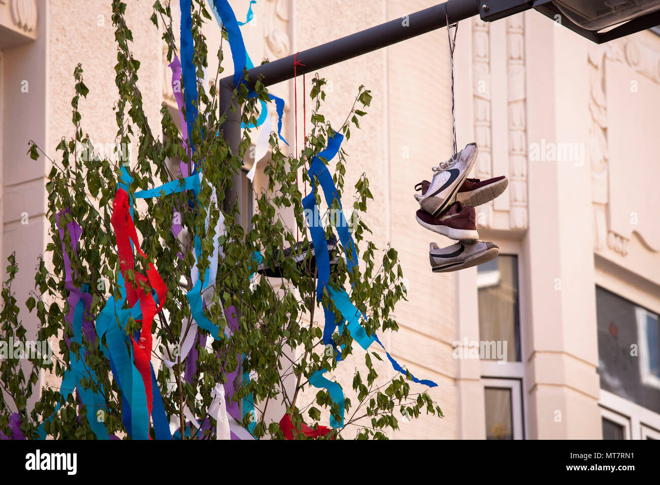 Maypole e scarpe su un lampione, Colonia, Germania. Maibaum und Schuhe un einer Strassenlaterne, Koeln, Deutschland. Foto Stock