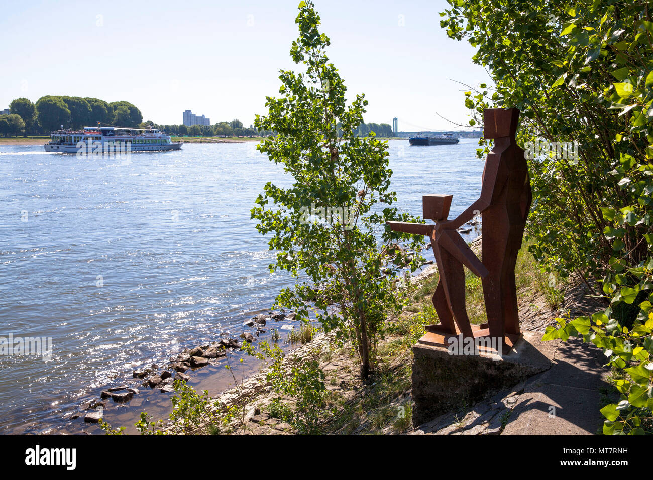 Germania, Colonia, la scultura "su e padre' da un artista sconosciuto sulle rive del fiume Reno presso il South Bridge nel quartiere Bayenthal. Foto Stock