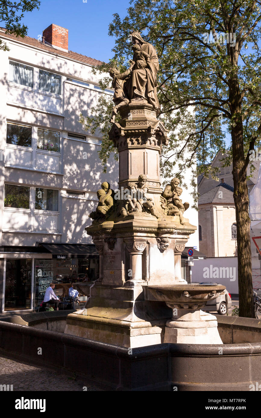 Germania, Colonia, Hermann-Josef fontana sulla Waidmarkt nel quartiere Altstadt-Sued. Deutschland, Koeln, Hermann-Josef-Brunnen auf dem Waidmarkt Foto Stock
