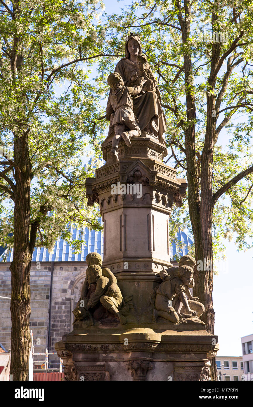 Germania, Colonia, Hermann-Josef fontana sulla Waidmarkt nel quartiere Altstadt-Sued. Deutschland, Koeln, Hermann-Josef-Brunnen auf dem Waidmarkt Foto Stock