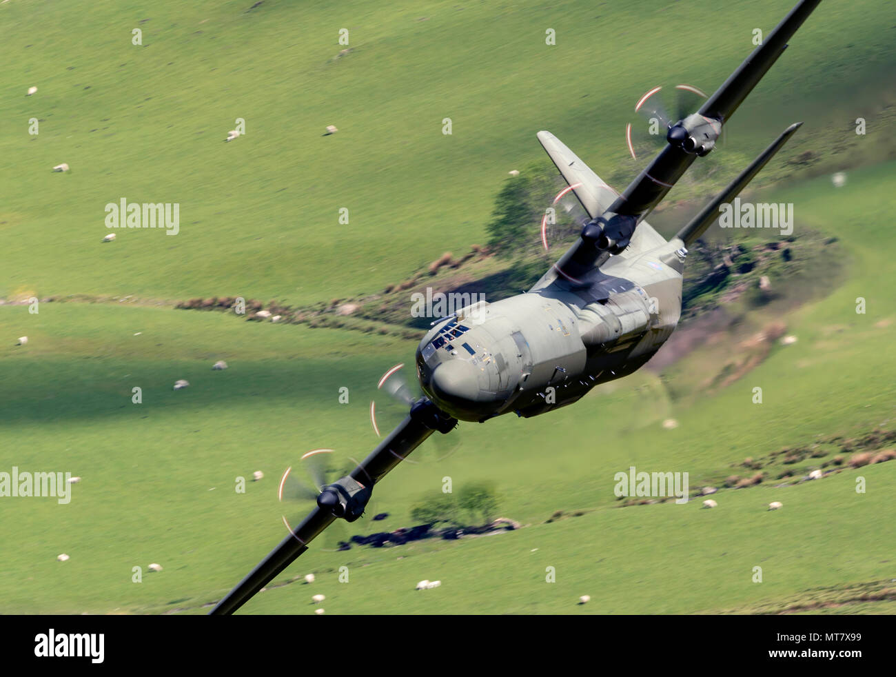 Royal Air Force Hercules C4 a basso livello in LFA7 (Mach Loop) Foto Stock