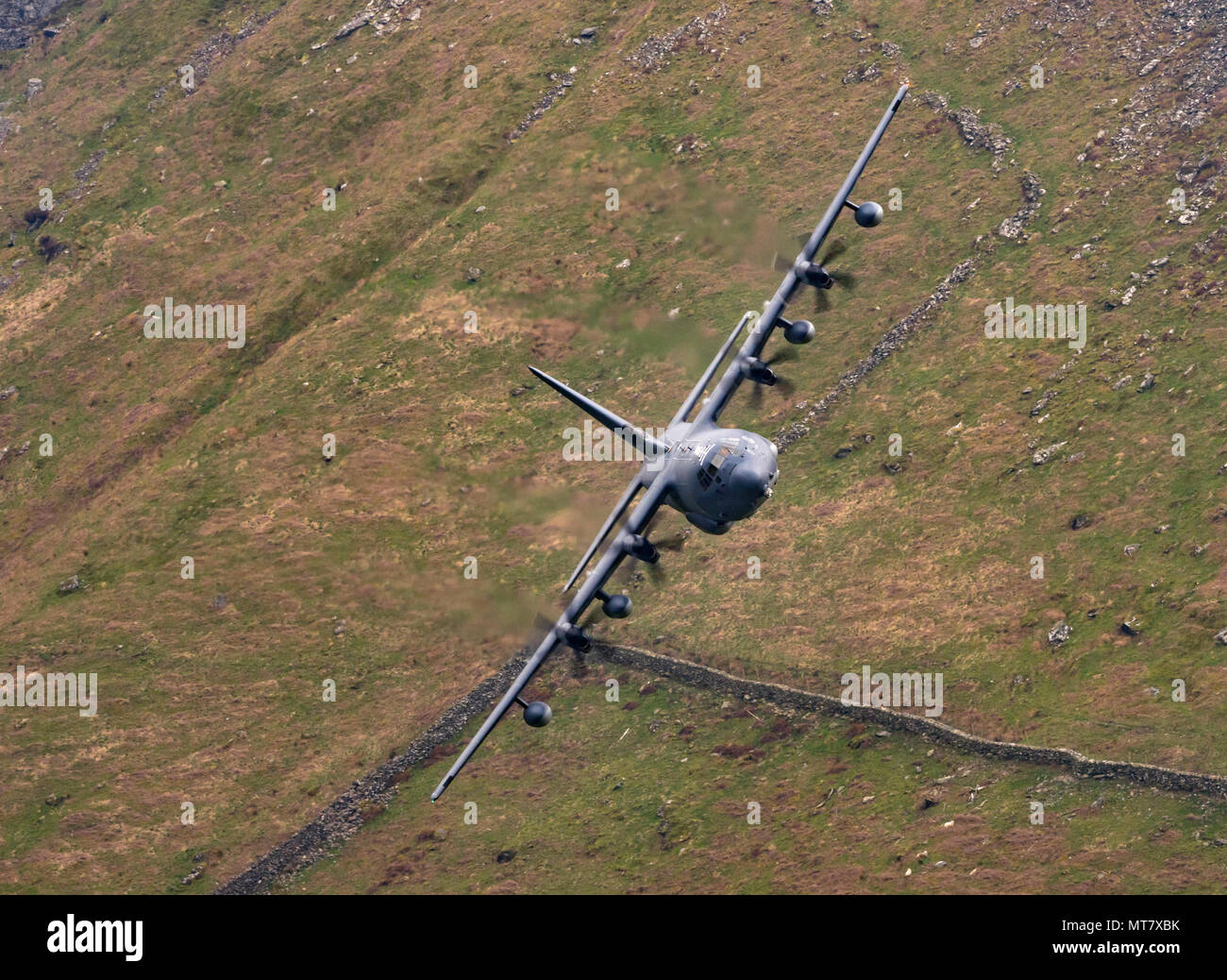 Il USAF Lockheed MC-130J livello basso la formazione di volo in Mach Loop, LFA7 area , di Snowdonia, Wales, Regno Unito Foto Stock