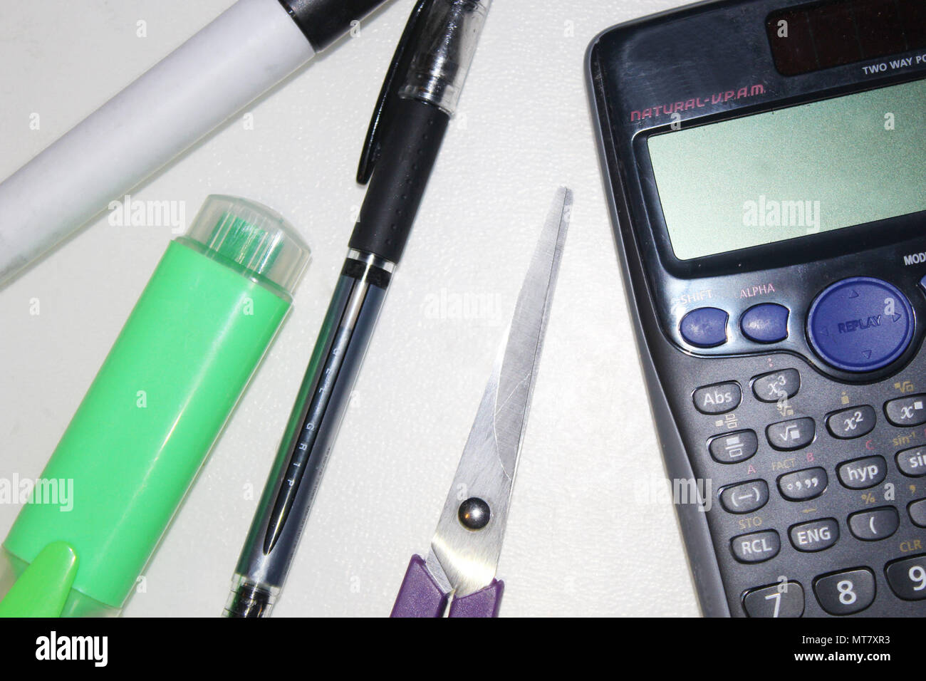 Ben utilizzati kit di cancelleria costituito da una calcolatrice, Evidenziatore e penna nera, forbici e pennarello Foto Stock