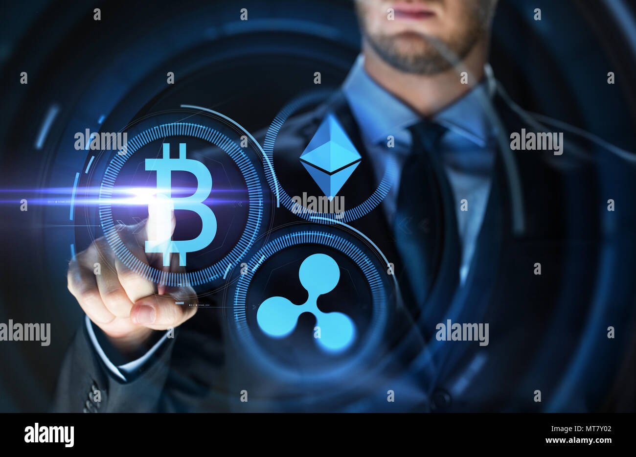Imprenditore con a icone cryptocurrency Foto Stock