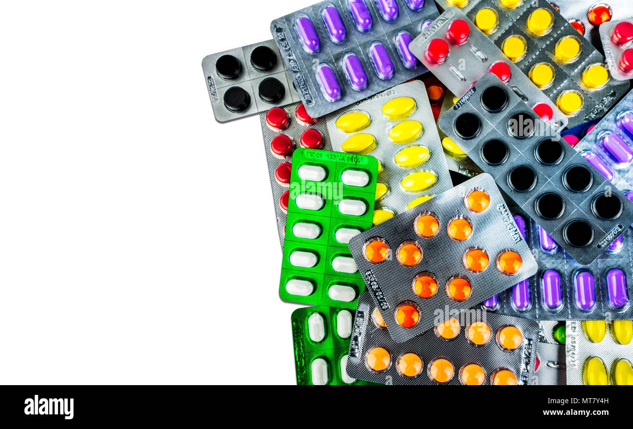 Molti dei tablet pillole isolati su sfondo bianco. Giallo, viola, nero, arancione, rosa , verde pillole compresse in blister. Antidolorifico La medicina. Farmaco Foto Stock
