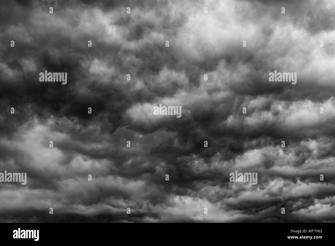 Scuri drammatici Cielo e nubi. Sfondo con cielo nuvoloso. Cielo nero prima della tempesta di tuoni e pioggia. Sfondo per la morte, triste, dolore o depressione. Foto Stock