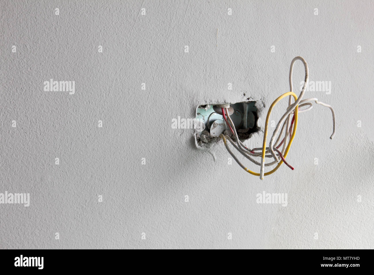 Opere di finitura a appartamento ristrutturato. Installazione della linea di cablaggio Foto Stock