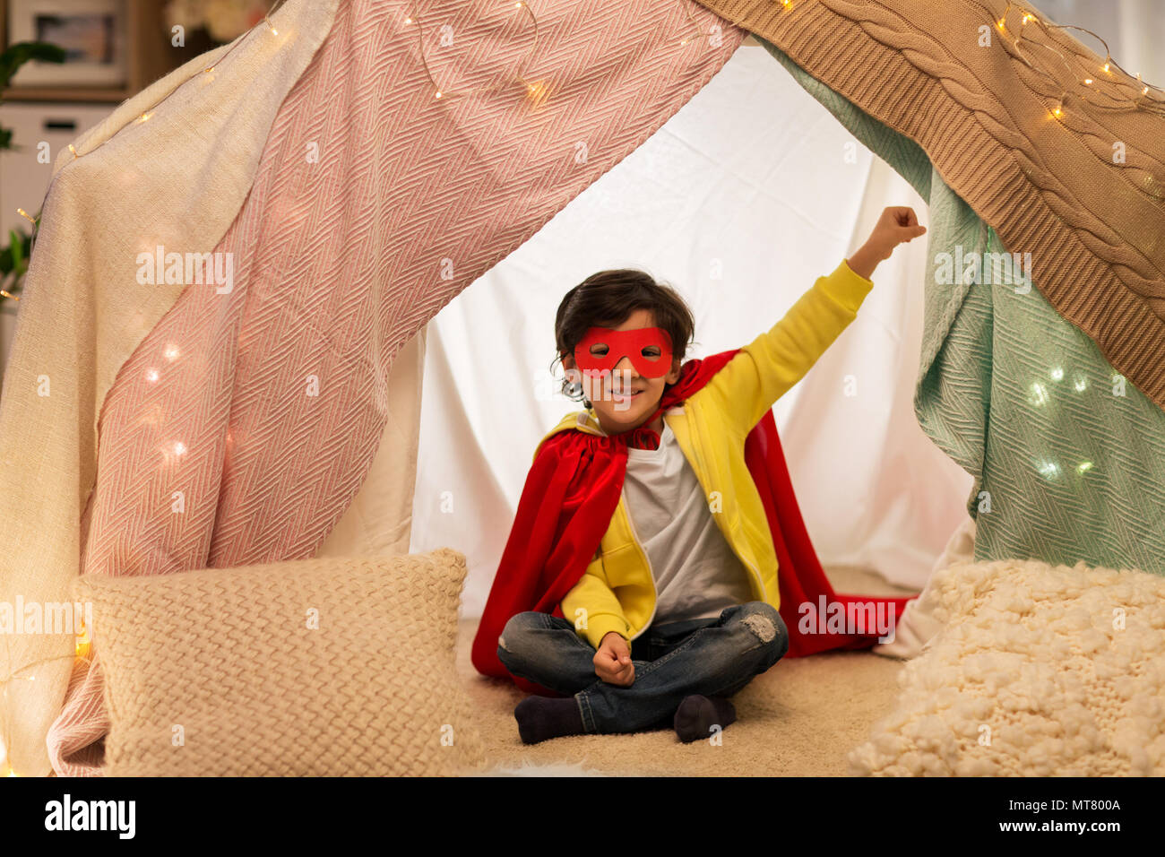 Felice ragazzo in super eroe roba in kids tenda a casa Foto Stock