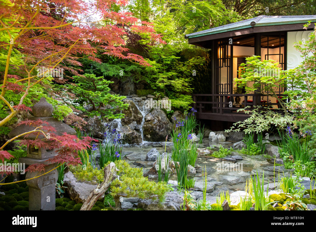 O-mo-te-na-shi no NIWA - Il giardino ospitalità, un tradizionale giardino  Giapponese con una casa giardino surrouned da alberi di Acer progettato da  Ishihara K Foto stock - Alamy