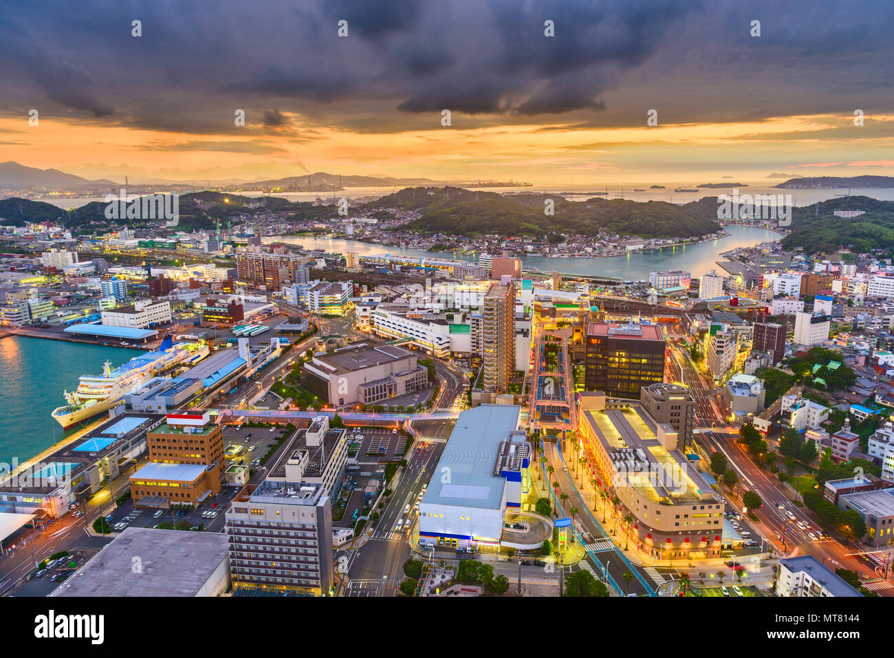 Shimonoseki, Yamaguchi, Giappone skyline della città al porto durante il crepuscolo. Foto Stock