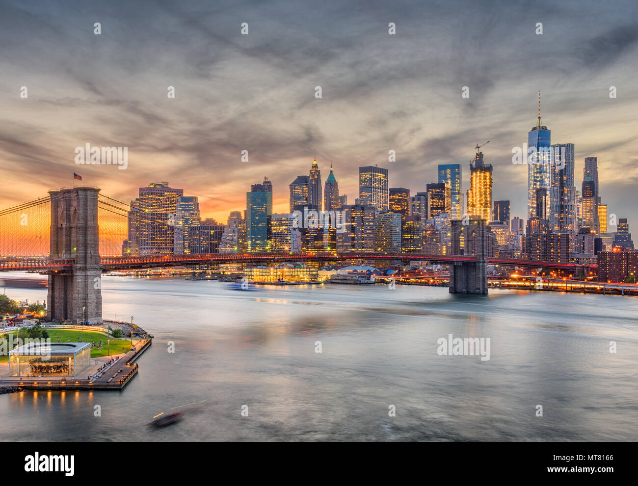 New York, New York, Stati Uniti d'America skyline di Manhattan su East River con il ponte di Brooklyn dopo il tramonto. Foto Stock