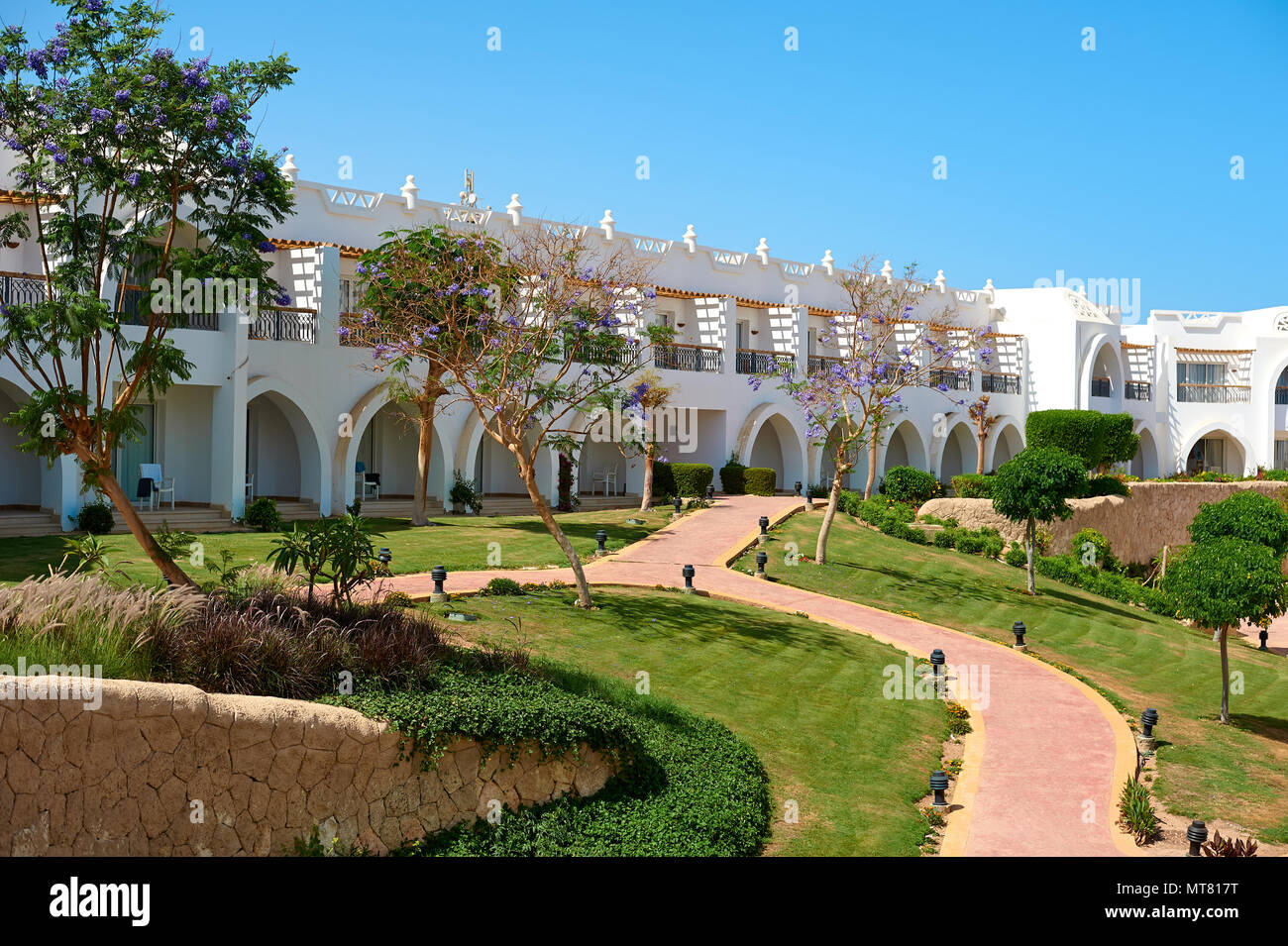 Sharm el-Sheikh, Egitto - 15 aprile 2018. I cortili di un magnifico hotel di colore bianco su un giorno d'estate. Il concetto di turismo, vacanze di lusso e di ricreazione. Alloggio a Cirene Grand Hotel Foto Stock