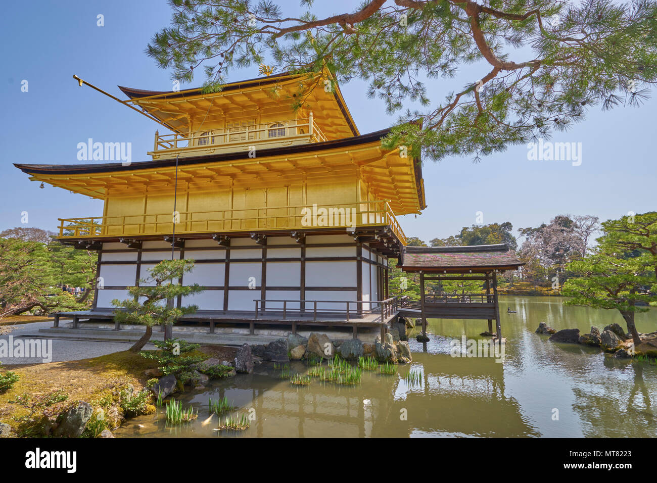 Bella Kinkaku-ji il tempio di Kyoto, Giappone.(Usa la sfocatura per persone) Foto Stock
