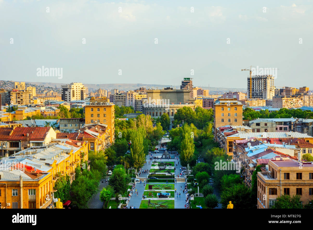 YEREVAN, Armenia - agosto 4: Vista su scale a cascata e Tamanyan park, con lo skyline di Yerevan, Armenia. Agosto 2017 Foto Stock