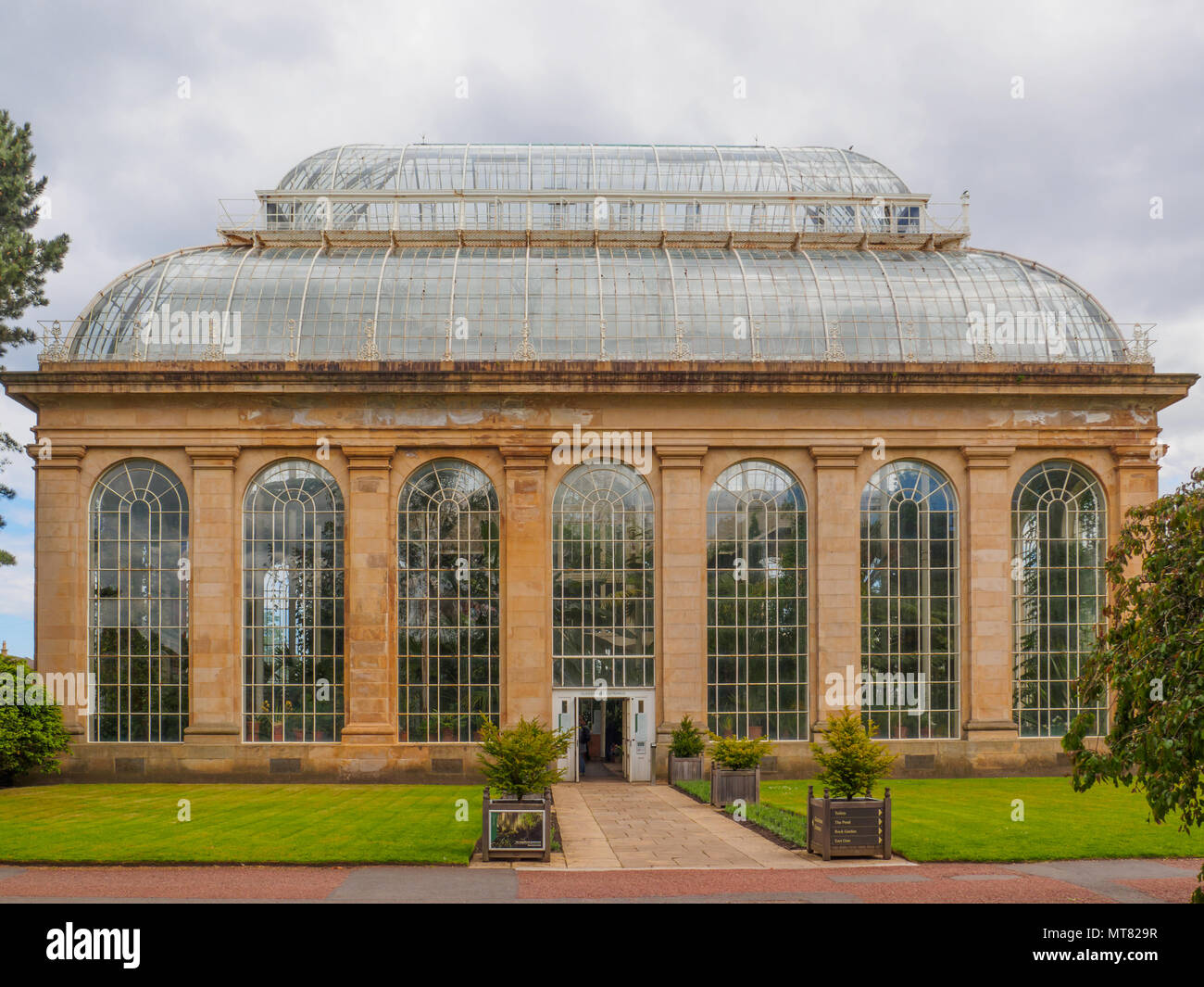 Il Victorian Tropical Palm House, la più antica serra presso il Royal Botanic Gardens, un parco pubblico a Edimburgo, Scozia. Foto Stock