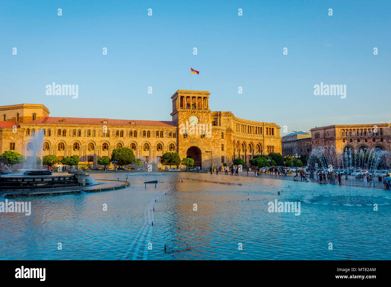 YEREVAN, Armenia - 2 agosto: Piazza della Repubblica con la fontana e la torre dell orologio in Armenia il capitale. Agosto 2017 Foto Stock