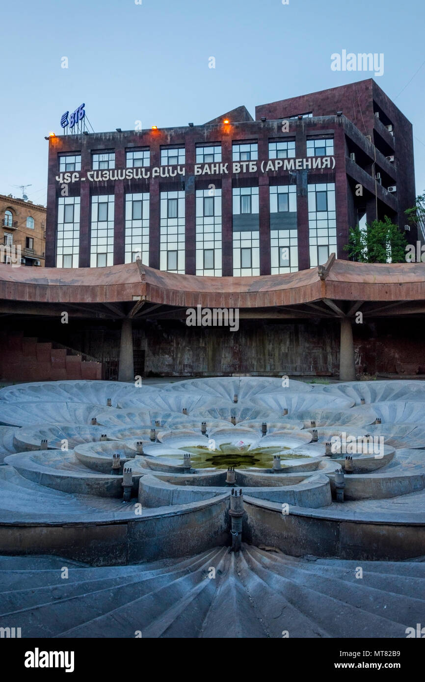 YEREVAN, Armenia - 2 agosto: Fontana di piazza della Repubblica la stazione della metropolitana, Yerevan, Armenia. Agosto 2017 Foto Stock