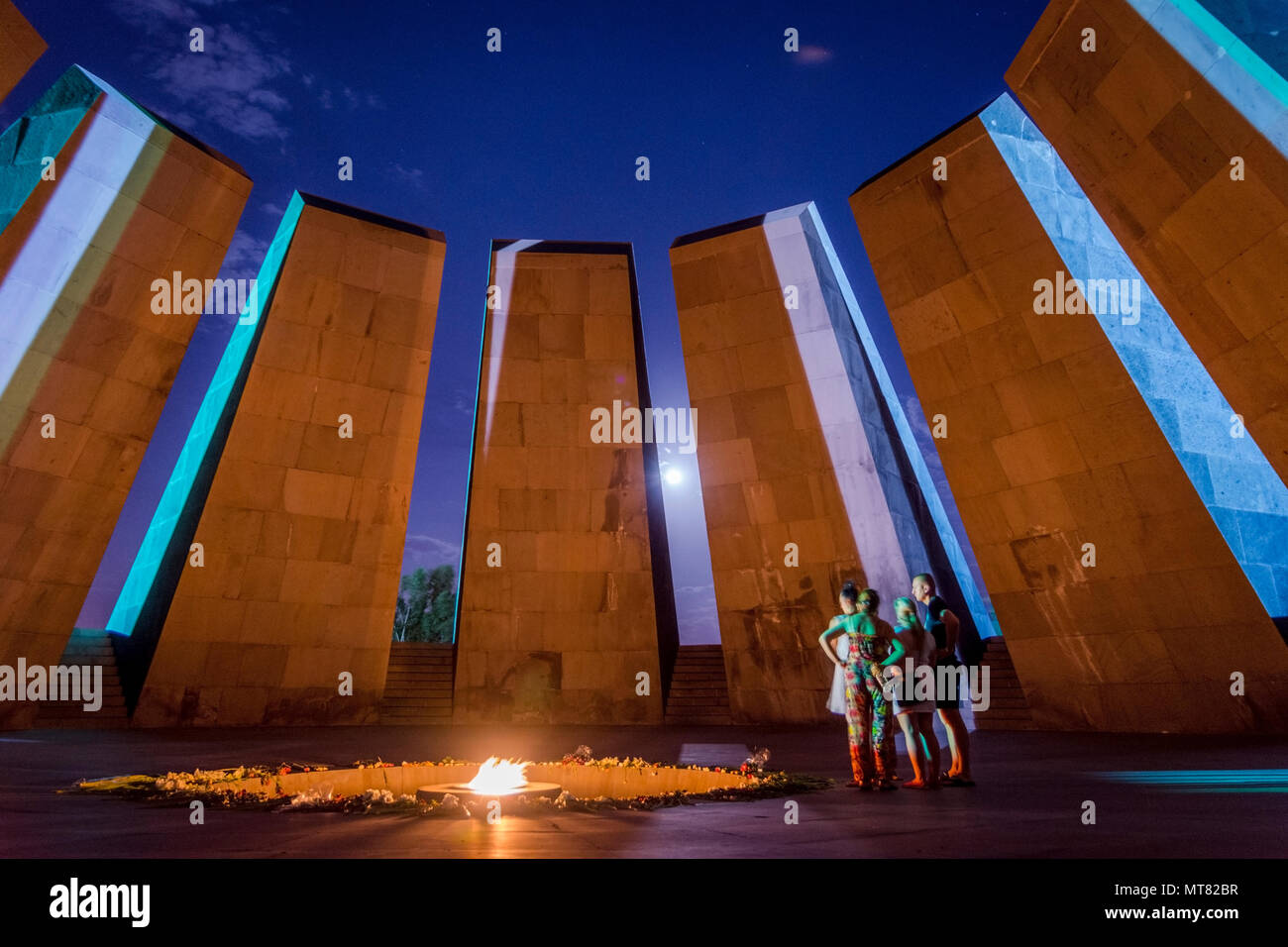 YEREVAN, Armenia - agosto 7: persone che visitano genocide memorial landmark in Yerevan e portando fiori. Agosto 2017 Foto Stock