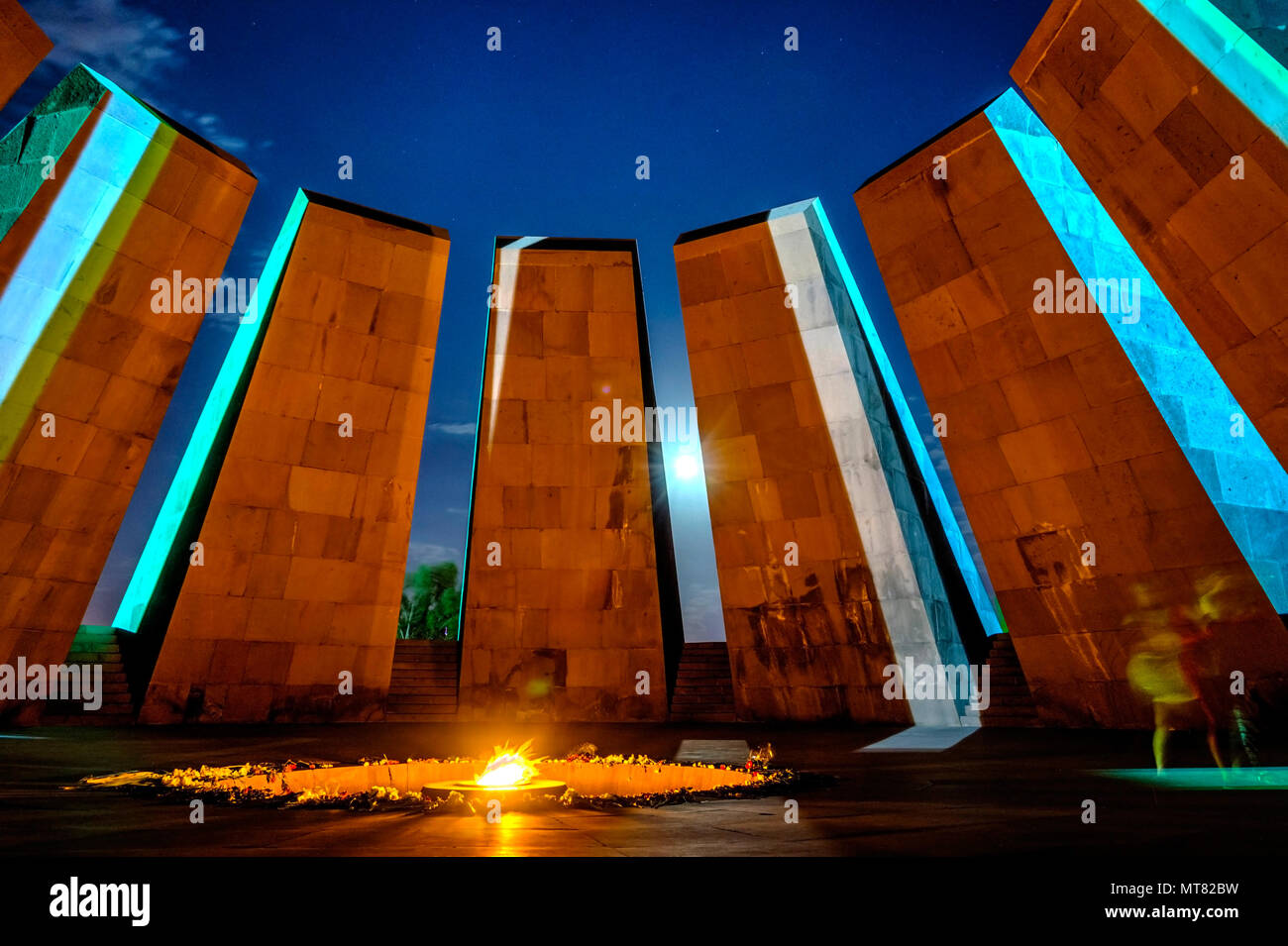 YEREVAN, Armenia - agosto 7: persone che visitano genocide memorial landmark in Yerevan e portando fiori. Agosto 2017 Foto Stock
