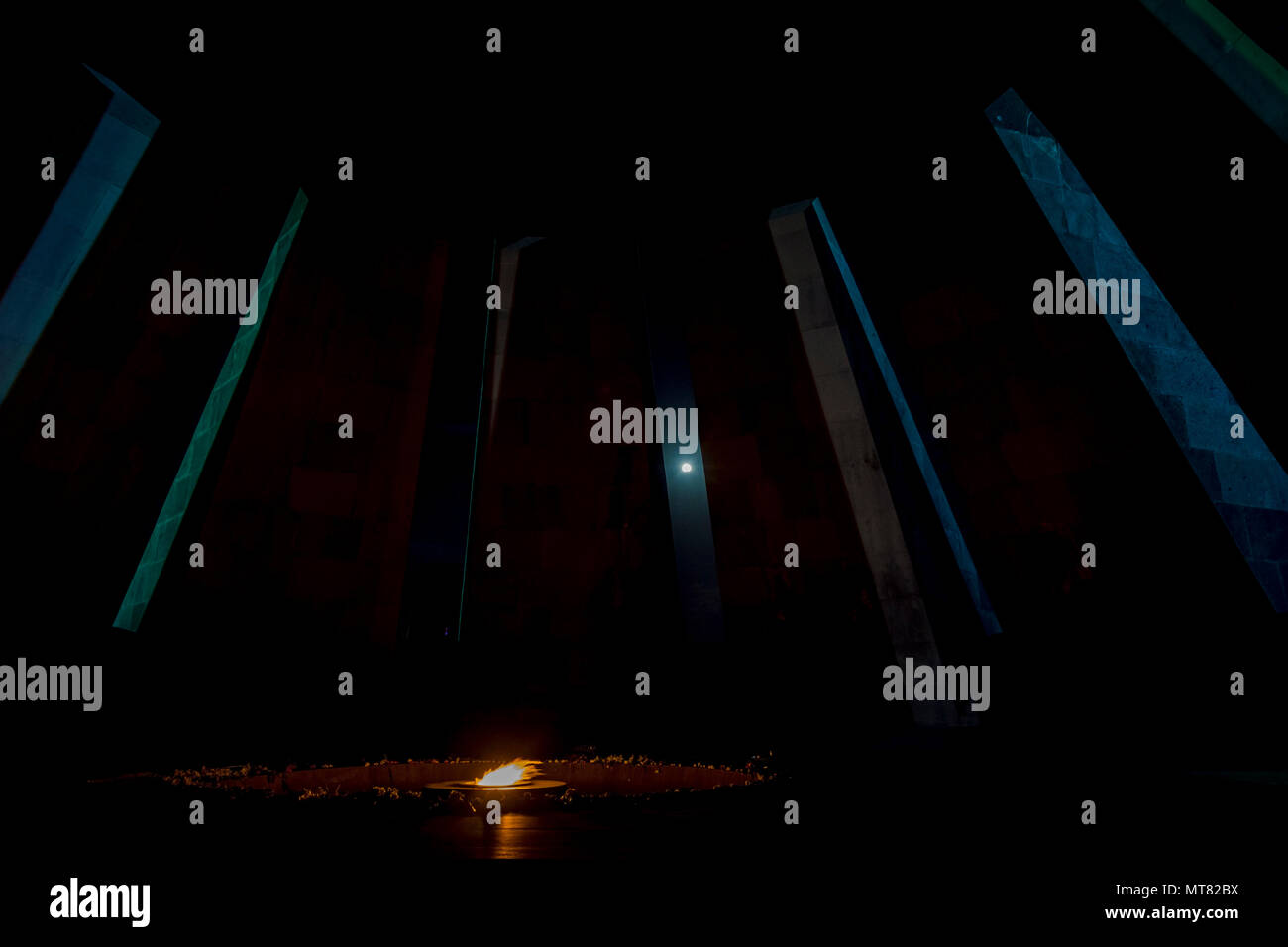 YEREVAN, Armenia - agosto 7: persone che visitano genocide memorial landmark in Yerevan e portando fiori. Agosto 2017 Foto Stock