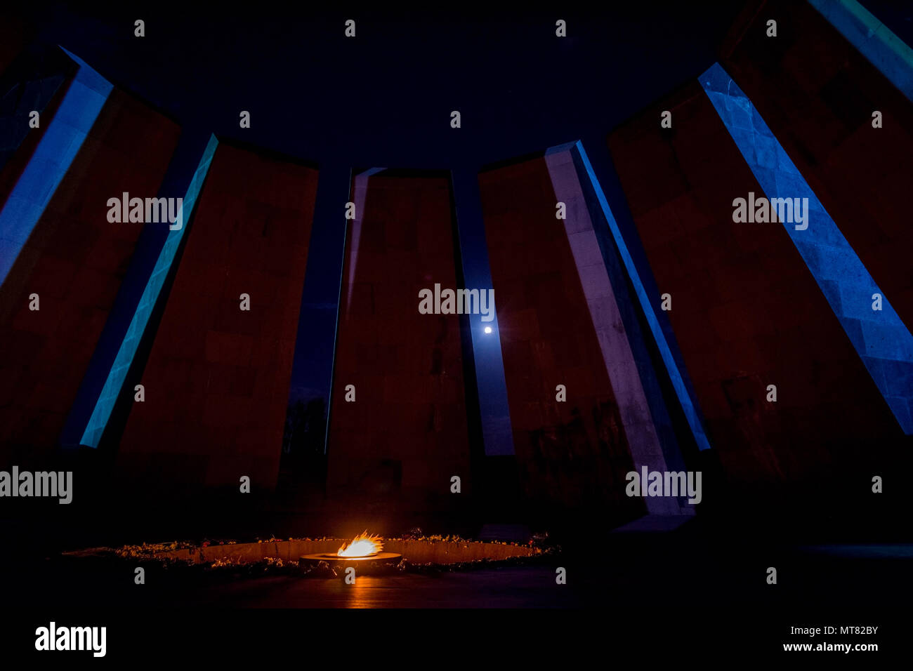 YEREVAN, Armenia - agosto 7: persone che visitano genocide memorial landmark in Yerevan e portando fiori. Agosto 2017 Foto Stock