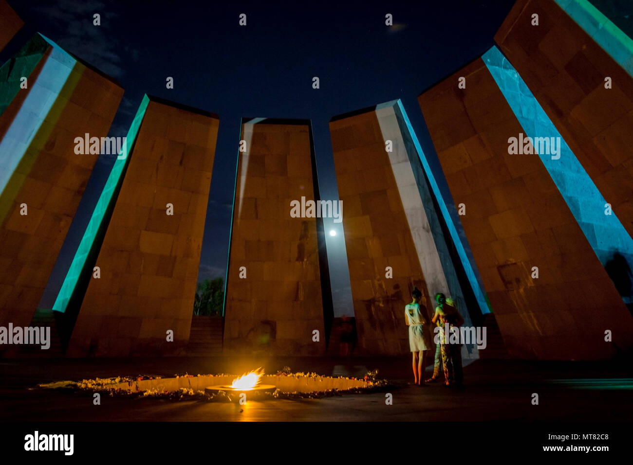 YEREVAN, Armenia - agosto 7: persone che visitano genocide memorial landmark in Yerevan e portando fiori. Agosto 2017 Foto Stock