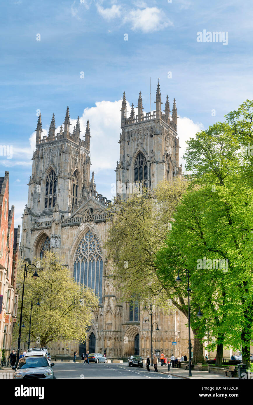 York Minster fronte ovest e campanili, York, North Yorkshire, Regno Unito. Foto Stock