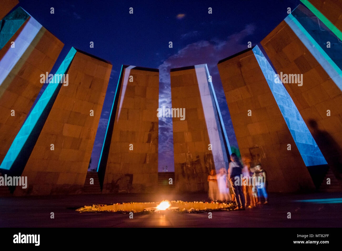 YEREVAN, Armenia - agosto 7: persone che visitano genocide memorial landmark in Yerevan e portando fiori. Agosto 2017 Foto Stock