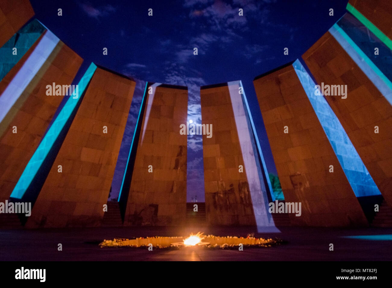 YEREVAN, Armenia - agosto 7: persone che visitano genocide memorial landmark in Yerevan e portando fiori. Agosto 2017 Foto Stock