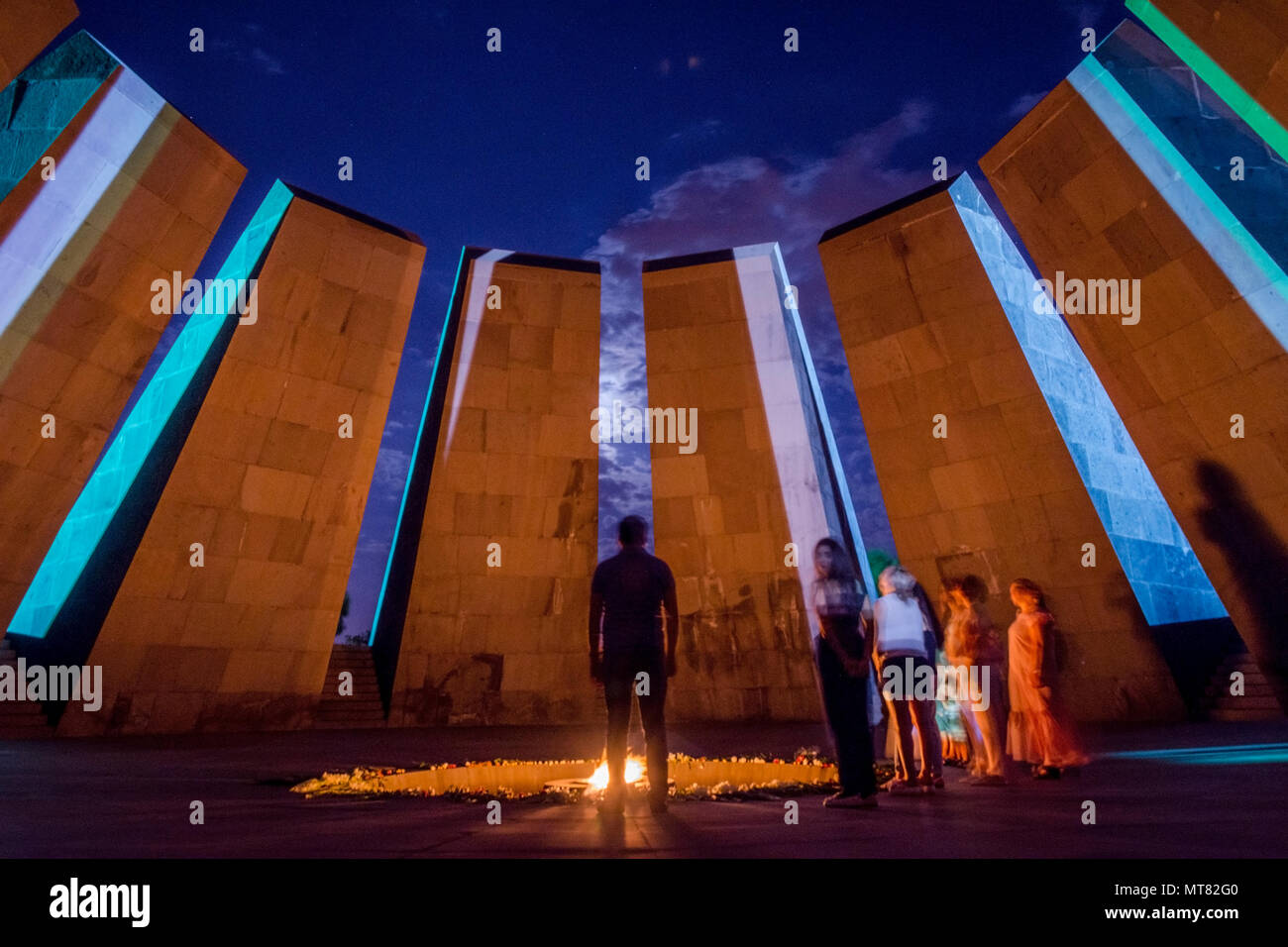 YEREVAN, Armenia - agosto 7: persone che visitano genocide memorial landmark in Yerevan e portando fiori. Agosto 2017 Foto Stock