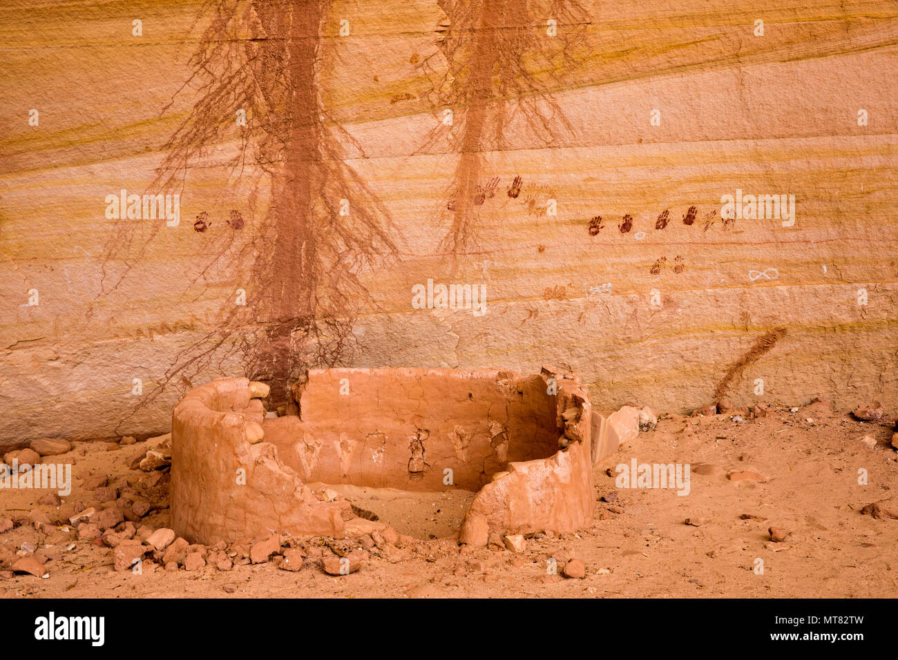 Antica terra ancestrale dei Pueblo sito storico struttura con coppie di handprint pittogrammi sulla parete posteriore di una scogliera dimora nel sudest dell'Utah, unità Foto Stock
