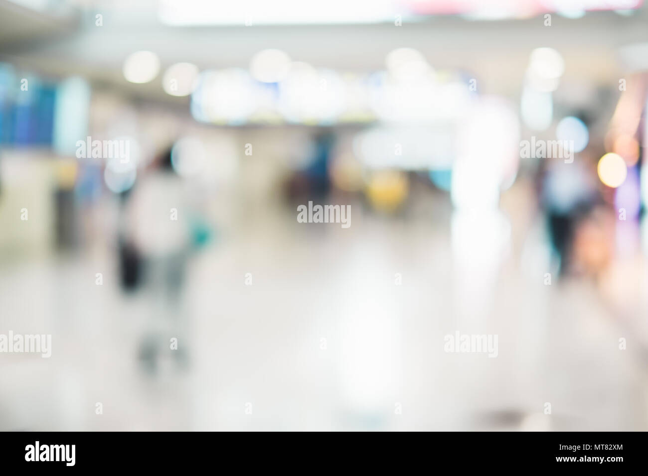 Sfondo sfocato,viaggiatore con bagaglio al Terminal Partenze Check-in in aeroporto con bokeh,luce il concetto di trasporto Foto Stock