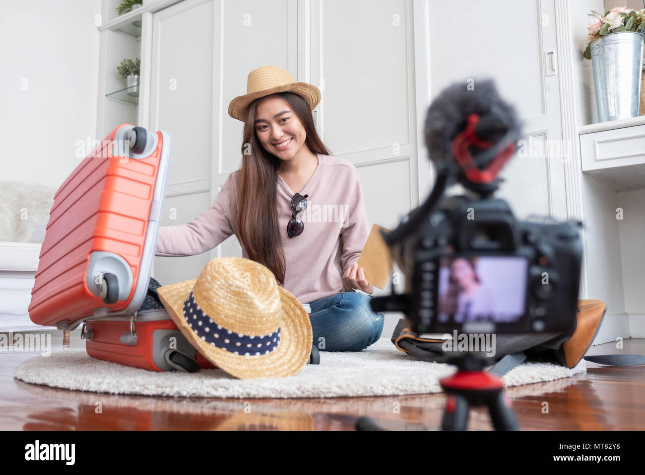 Asian giovane femmina blogger vlog di registrazione video con la vacanza prepararsi al viaggio viaggio a casa.influcencer online su social media concept Foto Stock