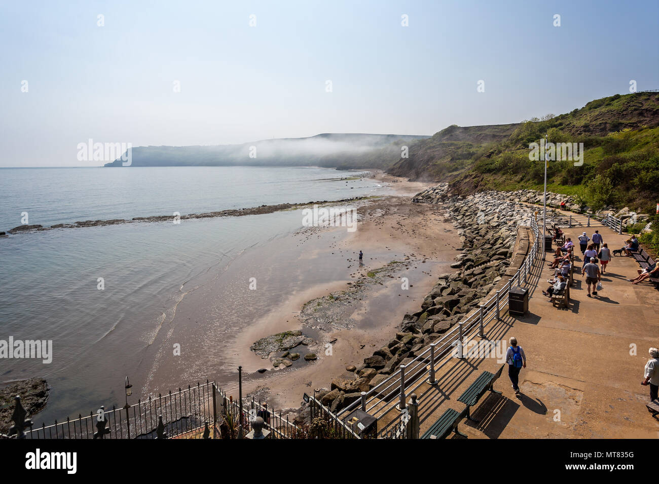 Misty seascape a Robin Hood's Bay, Yorkshire, Regno Unito prese il 21 maggio 2018 Foto Stock