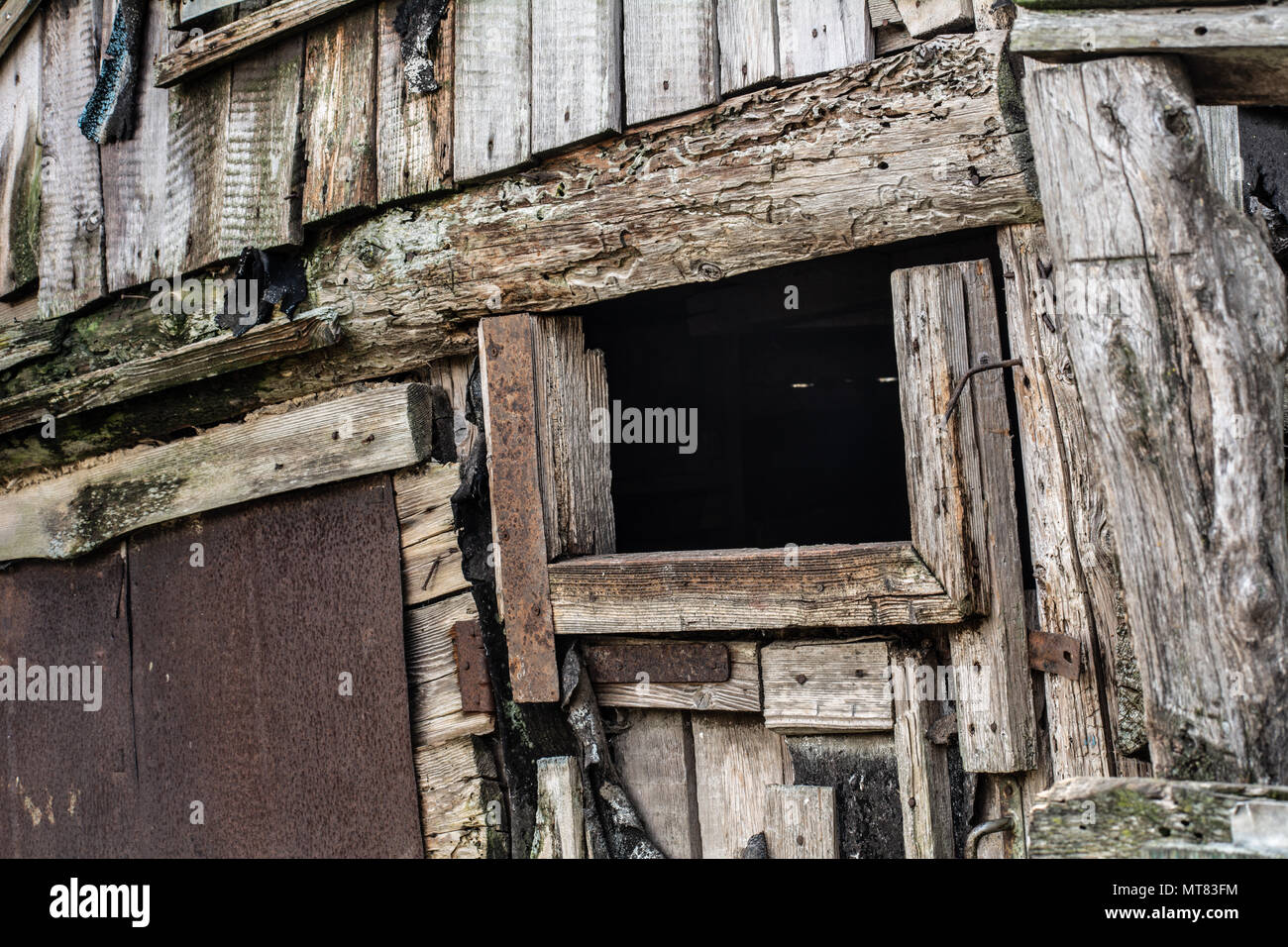 Finestra di una colombaia nel cortile di una casa rurale Foto Stock