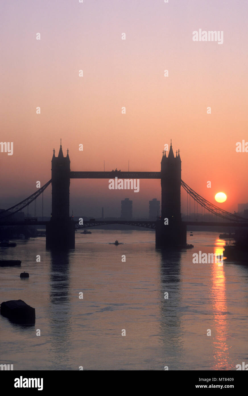 1988 HISTORIC TOWER BRIDGE (©HORACE JONES & JOHN WOLFE BARRY 1894) RIVER TAMES LONDRA INGHILTERRA REGNO UNITO Foto Stock