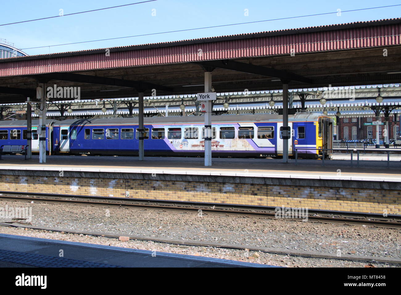 Classe 155 uscire con la 2C27 per Leeds Foto Stock