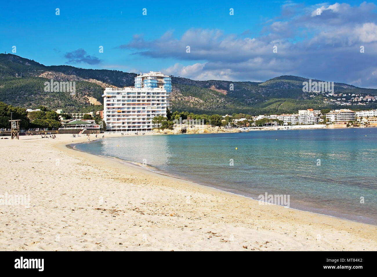 PALMA DI MALLORCA, Spagna - 17 febbraio 2018: spiaggia di Palma Nova, hotel e montagne su un nuvoloso giorno di febbraio 17, 2018 in Palma di Mallorca, Spagna. Foto Stock